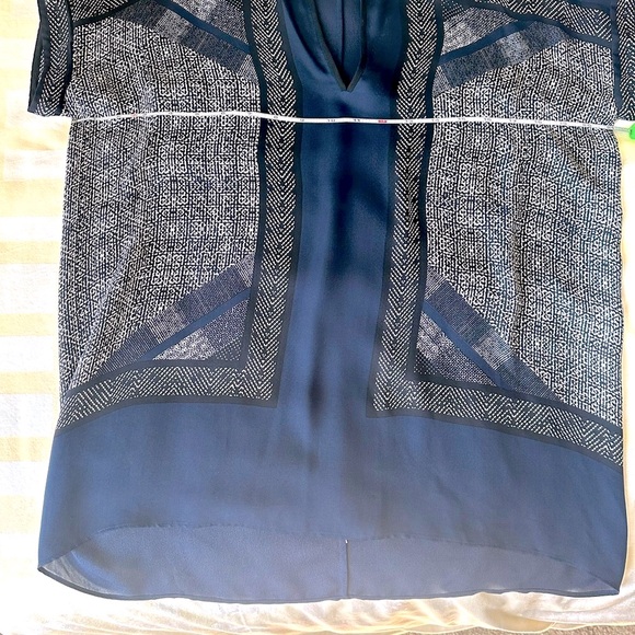 Vince Navy/White Silk Top. XS - Picture 6 of 8